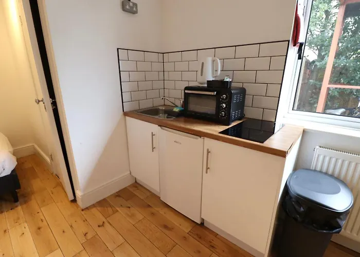 Flat 4, 10 St John'S